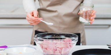 Ешьте меньше соли: 5 способов сократить потребление, не жертвуя вкусом
