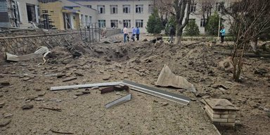 РФ перетворила вулицю на руїни: по селищу на Запоріжжі за 20 хвилин 8 разів вдарили КАБами (відео)