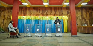 Окружкомы – это "Сталинград"! Как кандидаты в президенты борются за голоса на избирательных участках