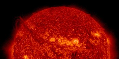Мощное извержение плазмы создало на Солнце "огненный каньон" длиной 400 000 километров (видео)