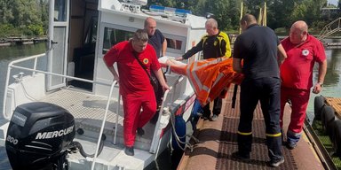 ЗС РФ пошкодили дронами важливий міст у Кременчуці: рятувальники переправляють людей через Дніпро (відео)