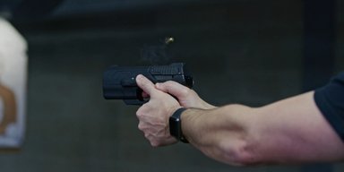 В Донецке оккупант устроил стрельбу во дворе многоэтажки: есть жертвы, — СМИ (фото)
