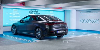 Новий електрокар Mercedes навчили самостійно заїжджати на стоянку і паркуватися (відео)