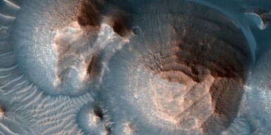 Сокрушительные и мощные. На Марсе происходили тысячи извержений вулканов