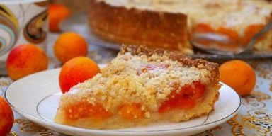 Не нужно месить тесто: как приготовить насыпной пирог с абрикосами