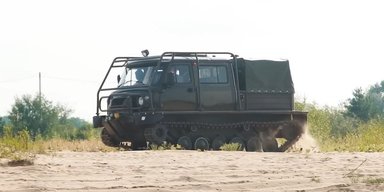 "Буханка" на гусеницях: на фронті засвітилися рідкісні російські машини "Узола" (фото)