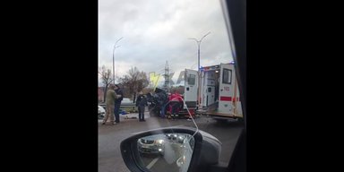 В Киеве автобус протаранил машины и вылетел на тротуар: есть жертвы, — соцсети (видео)