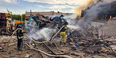 Росіяни прицільно б'ють по рятувальниках у Куп'янську, які ліквідовують наслідки ударів  (фото)