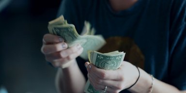 Фінансова подушка за віком: скільки має накопичити грошей людина до 30, 40 і 60 років