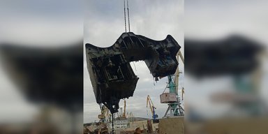В Феодосии достают со дна моря БДК "Новочеркасск", потопленный в 2023 году (фото)
