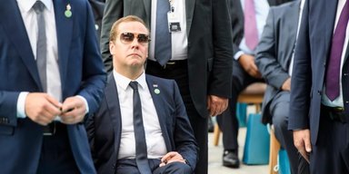 "Манипулирует": историк объяснил заявление Медведева о "непобедимости ядерной державы" (видео)
