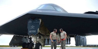 Летали на стелс-бомбардировщике B-2 Spirit до двух дней: пилоты раскрыли секреты рекордной миссии (видео)