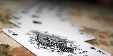 Мужчина "читает мысли" с помощью фокуса с игральными картами: почему это поражает людей (видео)