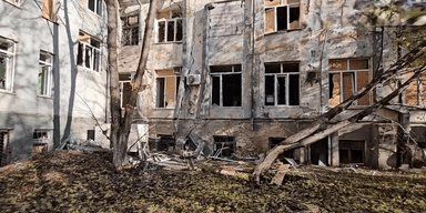 Удар по лікарні: у центрі Херсона медики потрапили під обстріл, є постраждалі (відео)