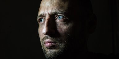 После плена. В фотопроекте Зои Шу — рассказ о людях, переживших заточение в "ЛДНР"