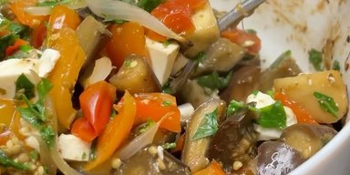 Теплый салат с баклажанами и сыром: пошаговый рецепт