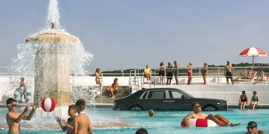 Трибьют легенде: Rolls-Royce умышленно утопил лимузин за $500 000 в бассейне (видео)