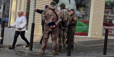 В Луцке мужчина стрелял в военнослужащих ТЦК: его обезвредили, детали