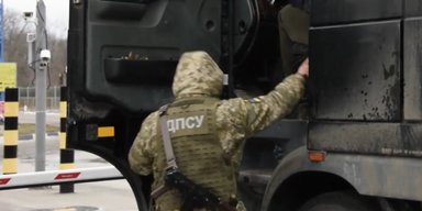 Возили "гуманитарку": на Львовщине правоохранитель переправлял мужчин за границу (фото)