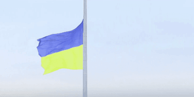 В Киеве приспустили главный флаг Украины: в чем причина