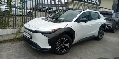 "Зелений" аналог RAV4: у Києві помітили новітній електрокросовер Toyota (фото)