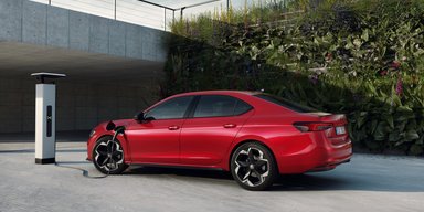 Skoda Superb отримає електрифіковану версію із запасом ходу 120 км (фото)