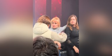 "Два концерти в одному": жінки побилися під час виступу Бужинської і Грицкана у Миколаєві (відео)