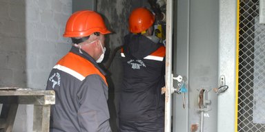 В Днепре жители дома напали на энергетиков, которые приехали отключить свет
