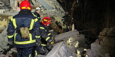 ЗС РФ ракетою зруйнували цілий під'їзд будинку на Донеччині: є жертви (фото, відео)