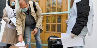 Де п'ять запитань від президента? Рік тому, у день виборів, "слуги народу" опитували українців