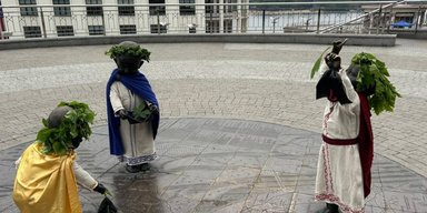 На тлі російської атаки: малюків-засновників Києва вбрали у святкові наряди на день міста (фото)