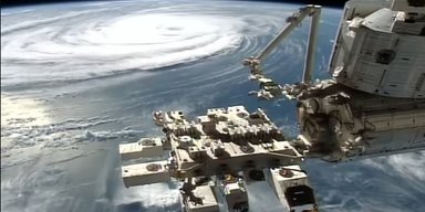 Зі швидкістю 200 км/год. NASA показало жахливі кадри урагану Ідалія з космосу (відео)