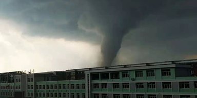 Китайський мегаполіс, де мешкають понад 18 млн осіб, охопив руйнівний торнадо (фото, відео)