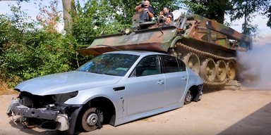 Культовий спорткар BMW навмисно знищили в оригінальний спосіб (відео)