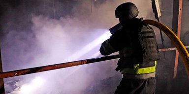 РФ атакувала Гостомель на Київщині: четверо постраждалих, є займання складу з ліками (фото)