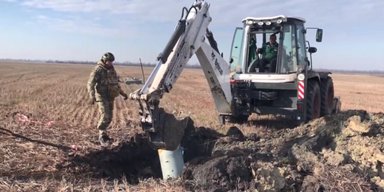 Летіла на захід: посеред поля на Херсонщині виявили російську ракету Х-101 (фото, відео)