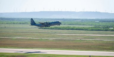 26 часов в воздухе: транспортник C-130 ВВС США совершил неслыханный полет над Тихим океаном