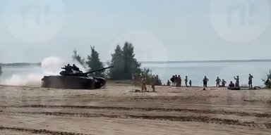 Заблукав: у Тюмені танк РФ ледве не розчавив цивільних на березі озера, — росЗМІ (відео)