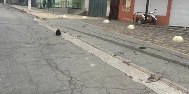 Российские оккупанты сбросили взрывчатку с дрона на гражданское авто в Бериславе (фото)