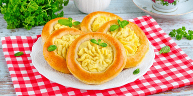 Ватрушки з картоплею: рецепт домашньої випічки з бюджетних продуктів