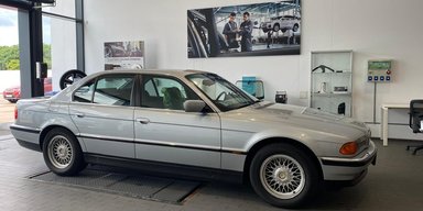 Символ 90-х: в Україні виявили культовий 27-річний BMW у новому стані (фото)