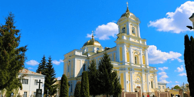 В Луцьку на стінах собору намалювали фрески з місцевими бізнесменами (фото, відео)