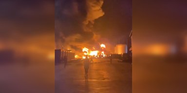 Атака на топливный тыл РФ: в Краснодарском крае горит крупная нефтебаза (видео)