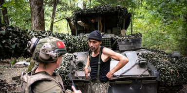 "Эффективный зомбиленд": безоружных солдат РФ отправляют рыть окопы, выживает 50%, — офицер