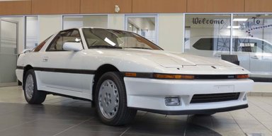 Знаменитая капсула времени: на продажу выставлена культовая Toyota 80-х в новом состоянии (фото)