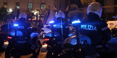 Жінка викликала поліцію через самотність: копи не розгубилися і здивували пані (фото)