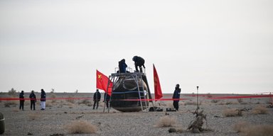 Поврежденный космический корабль Китая вернулся на Землю без экипажа: только скафандр  (видео)