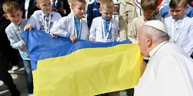 Поцеловал желто-голубой флаг: Папа Римский встретился с детьми из Украины (фото)