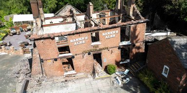 У Великій Британії за загадкових обставин згорів найкривіший паб (фото, відео)