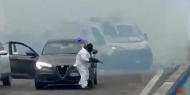 В Италии грабители взорвали инкассаторский фургон с деньгами прямо посреди дороги (видео)